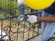 Зачистка ограды электрической машинкой, снятие старой краски, фото 5