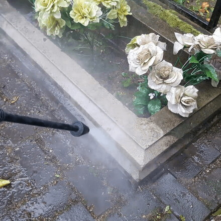 Как качественно помыть бетон на кладбище
