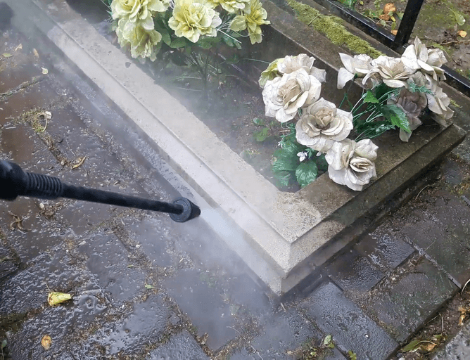 Как качественно помыть бетон на кладбище