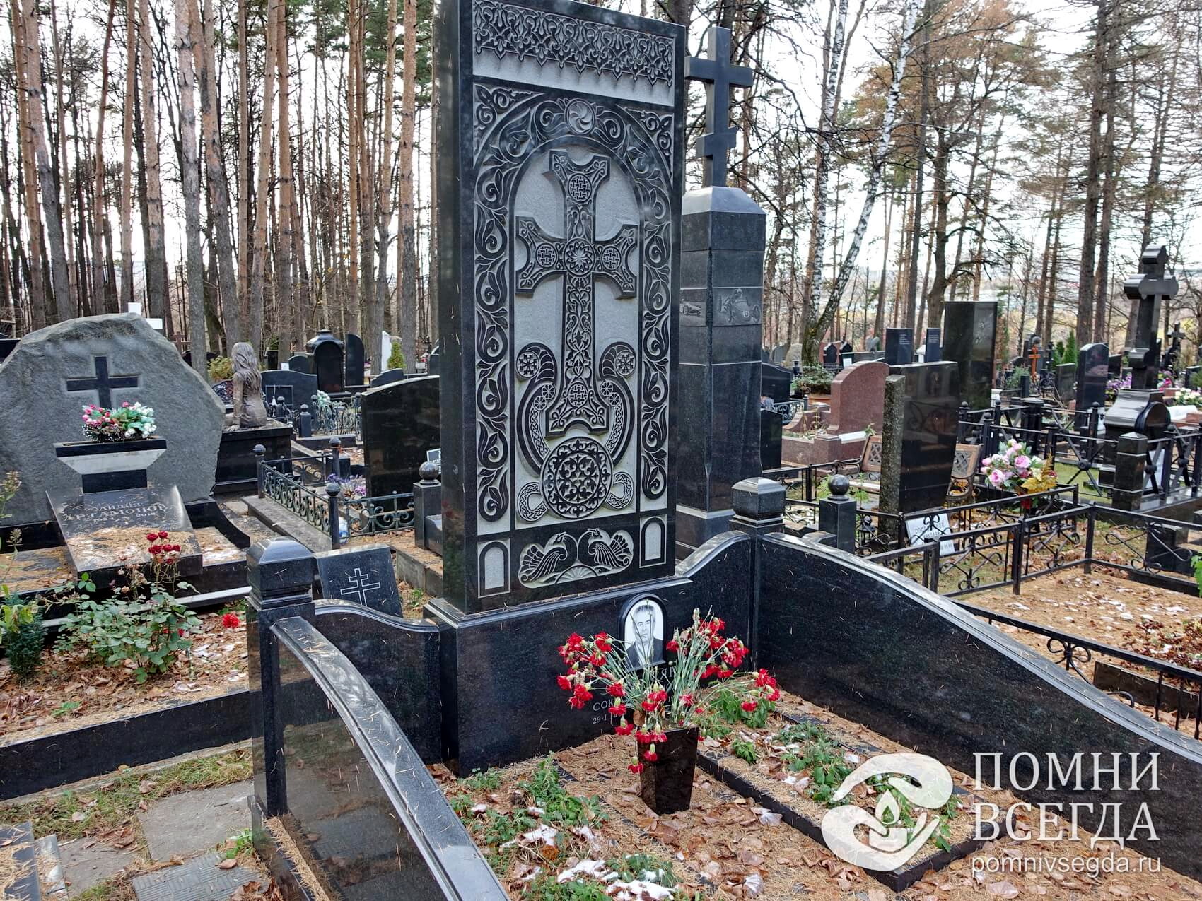 Гранитное вертикальное надгробье с вырезанным православным крестом