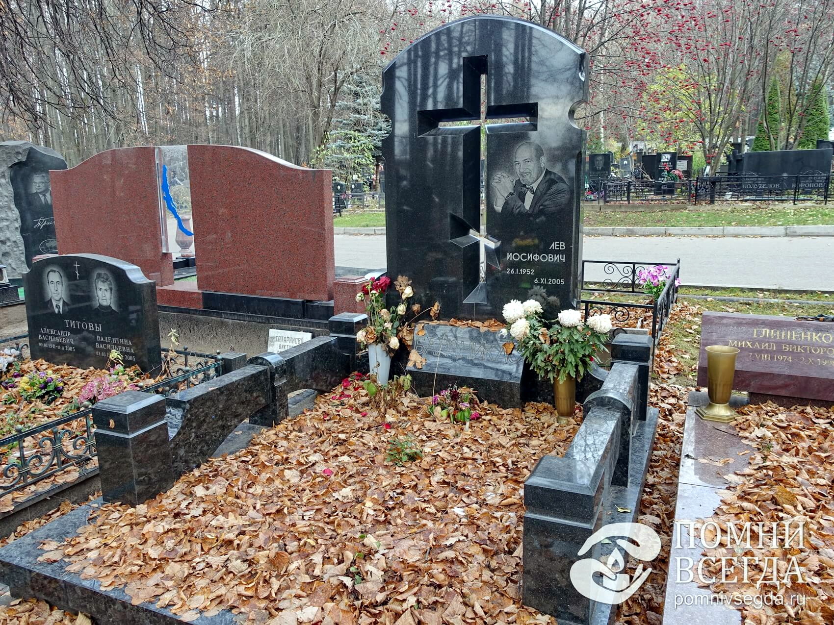 Массивное надгробье с православным крестом на просвет