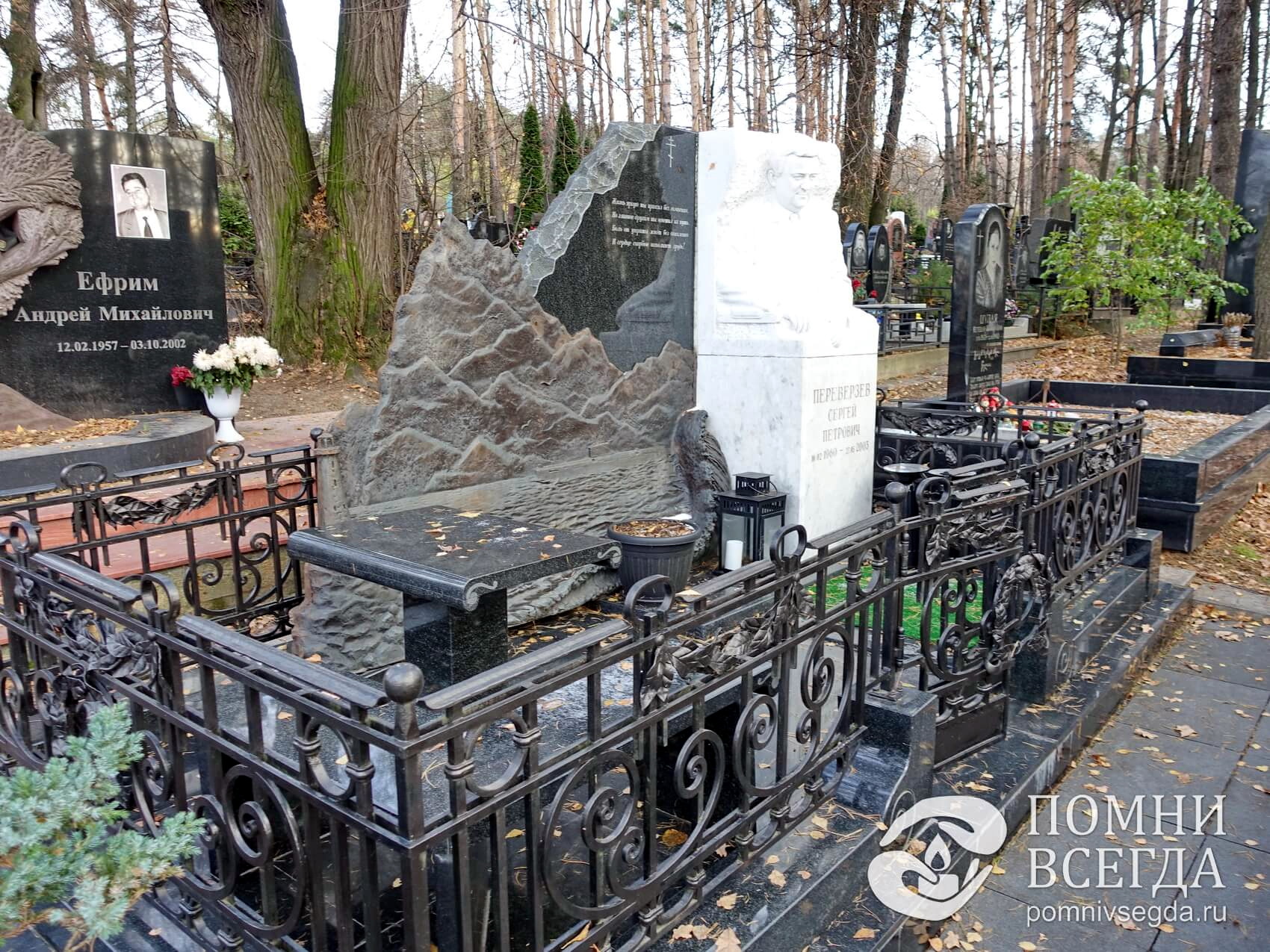 Надгробье из чёрного гранита с мраморной стелой