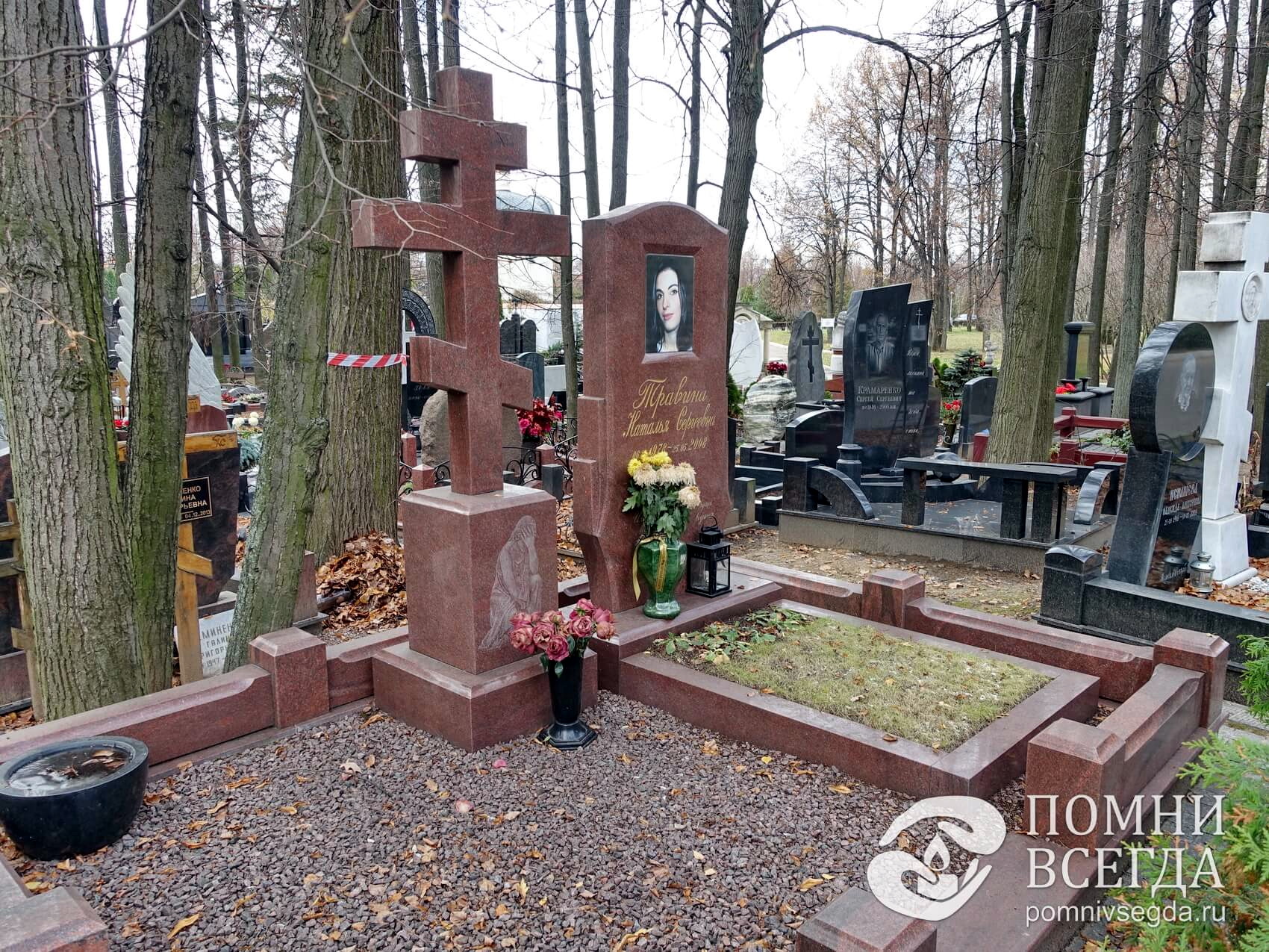 Надгробье необычной формы и восьмиконечный крест на массивном основании