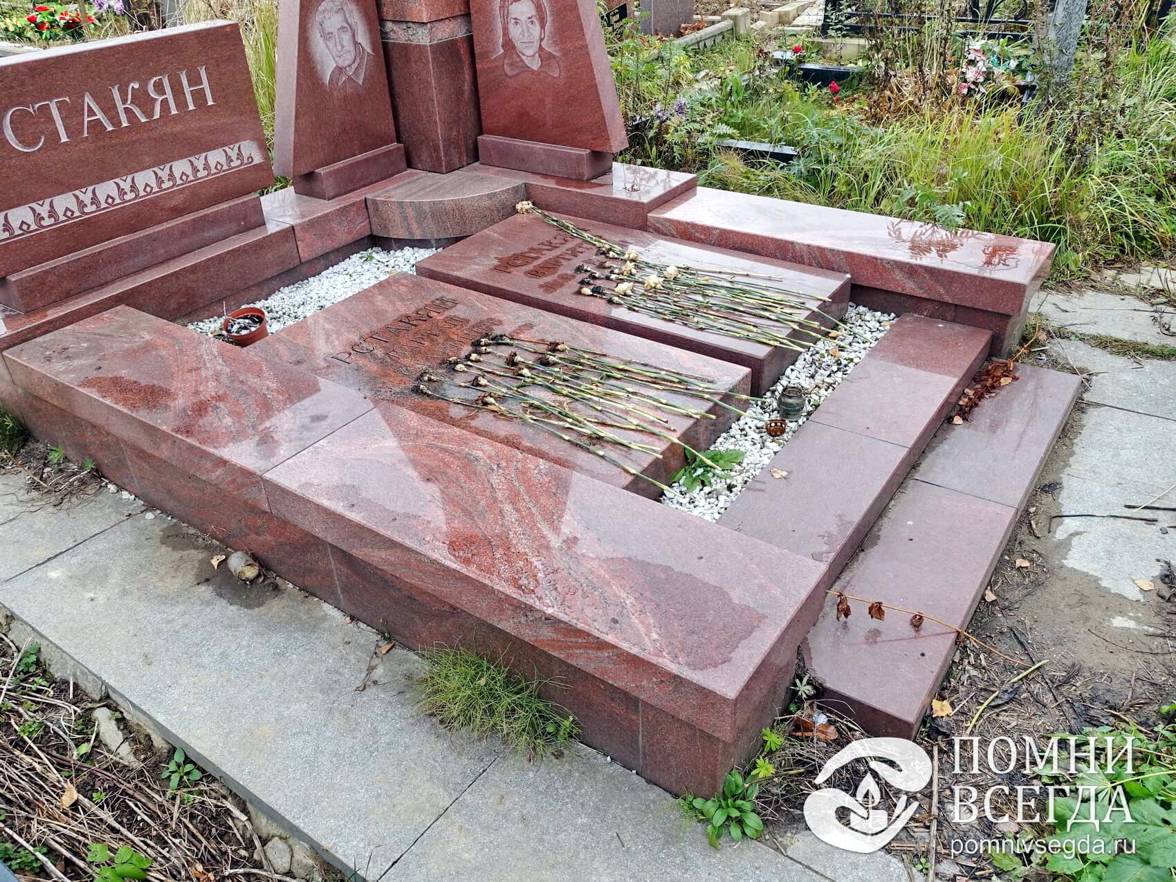 Надгробные плиты с полной информацией о покойных