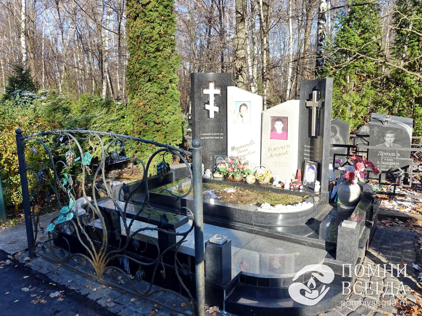 Необычная мемориальная композиция из гранита и мрамора