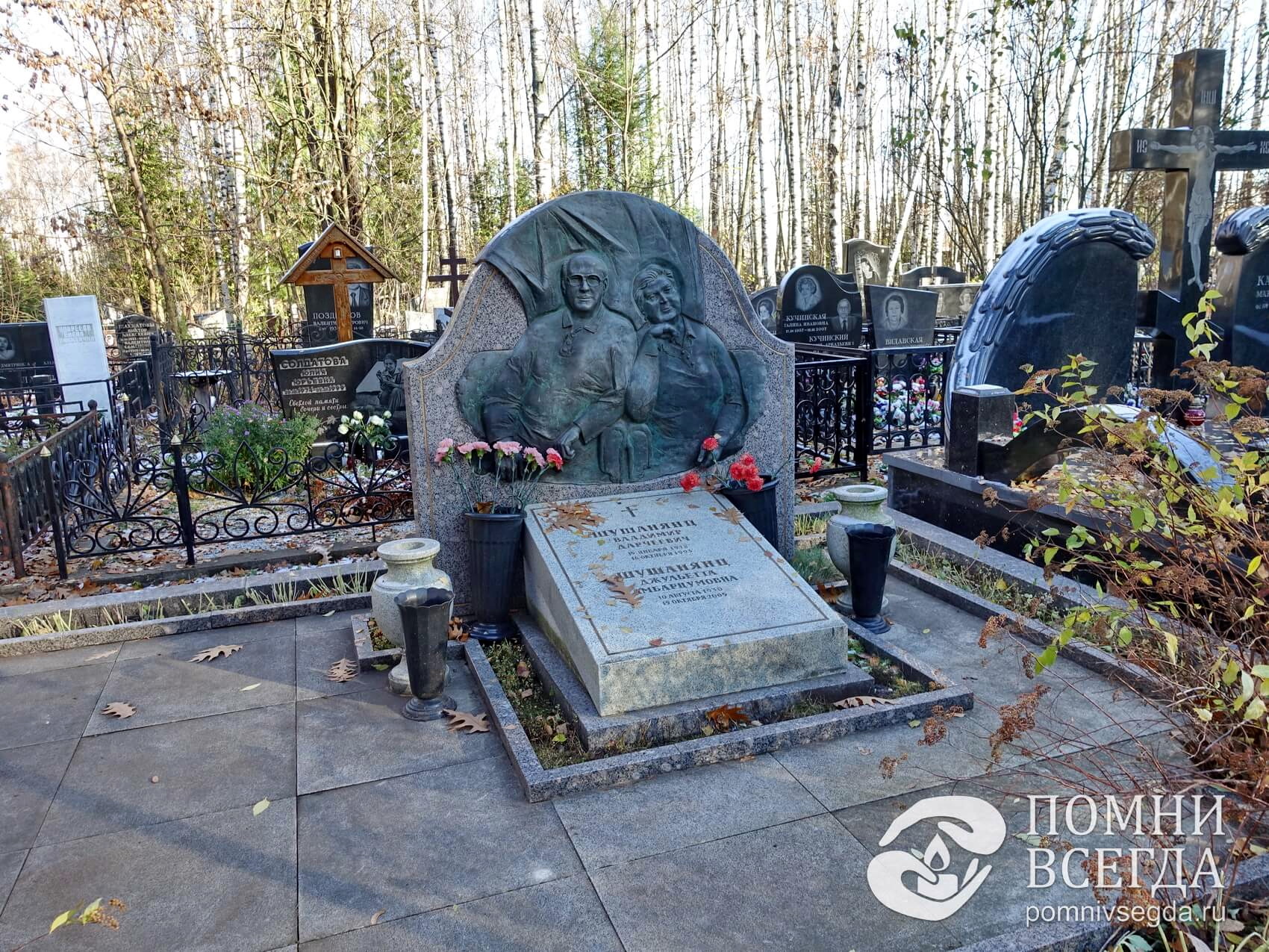 Необычное надгробье с барельефами покойных