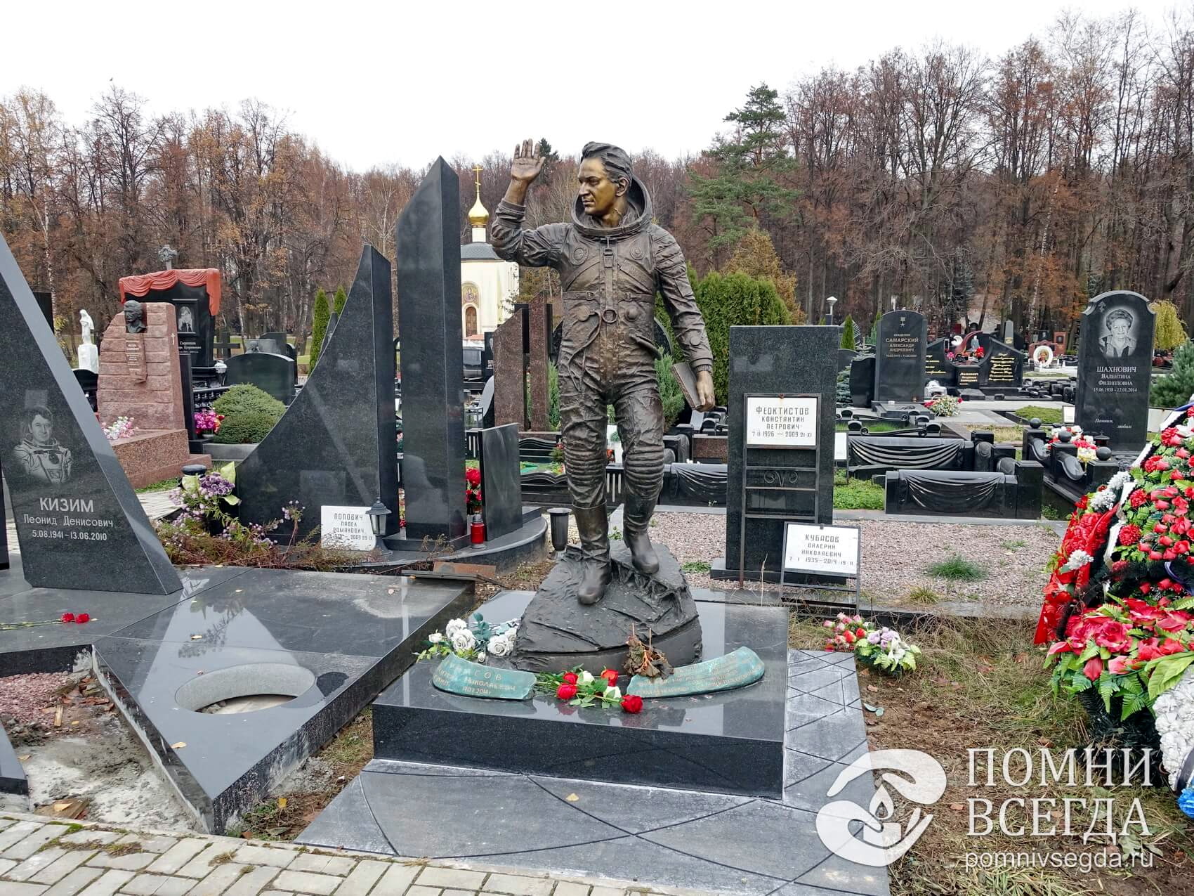 Памятник в виде статуи покойного на участке без оградки