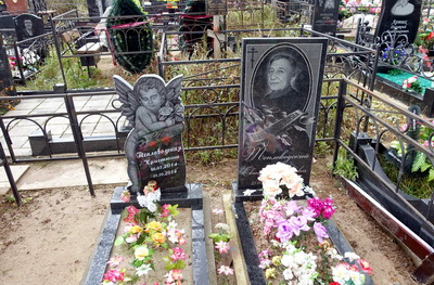 Две могилы с цветниками и памятниками из гранита.