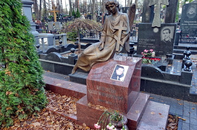 Фигура скорбящего ангела на низком надгробье