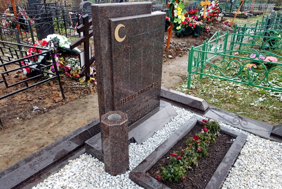 Гранитное надгробье с цветником и вазой в форме шестиугольника