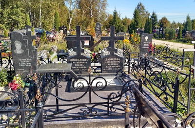 Одинаковые гранитные памятники для двух покойных