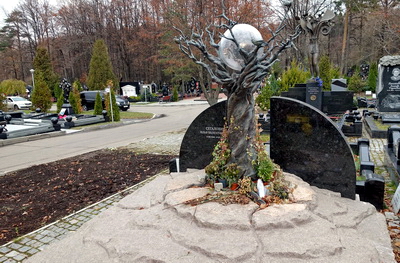 Памятник сложной формы в виде дерева с шаром