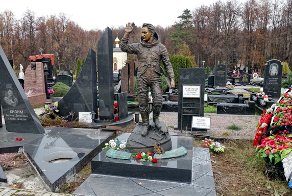Памятник в виде статуи покойного на участке без оградки