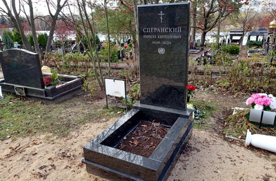 Прямоугольное надгробье с глубоким цветником