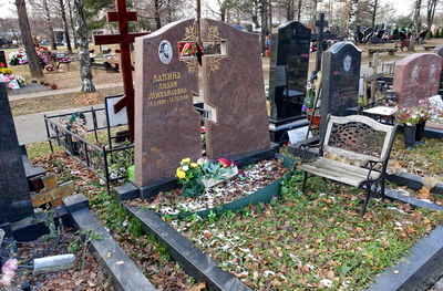 Широкое надгробье с крестом на просвет и лавочка из металла и дерева