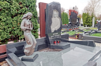 Статуя плакальщицы и барельеф покойного в нише