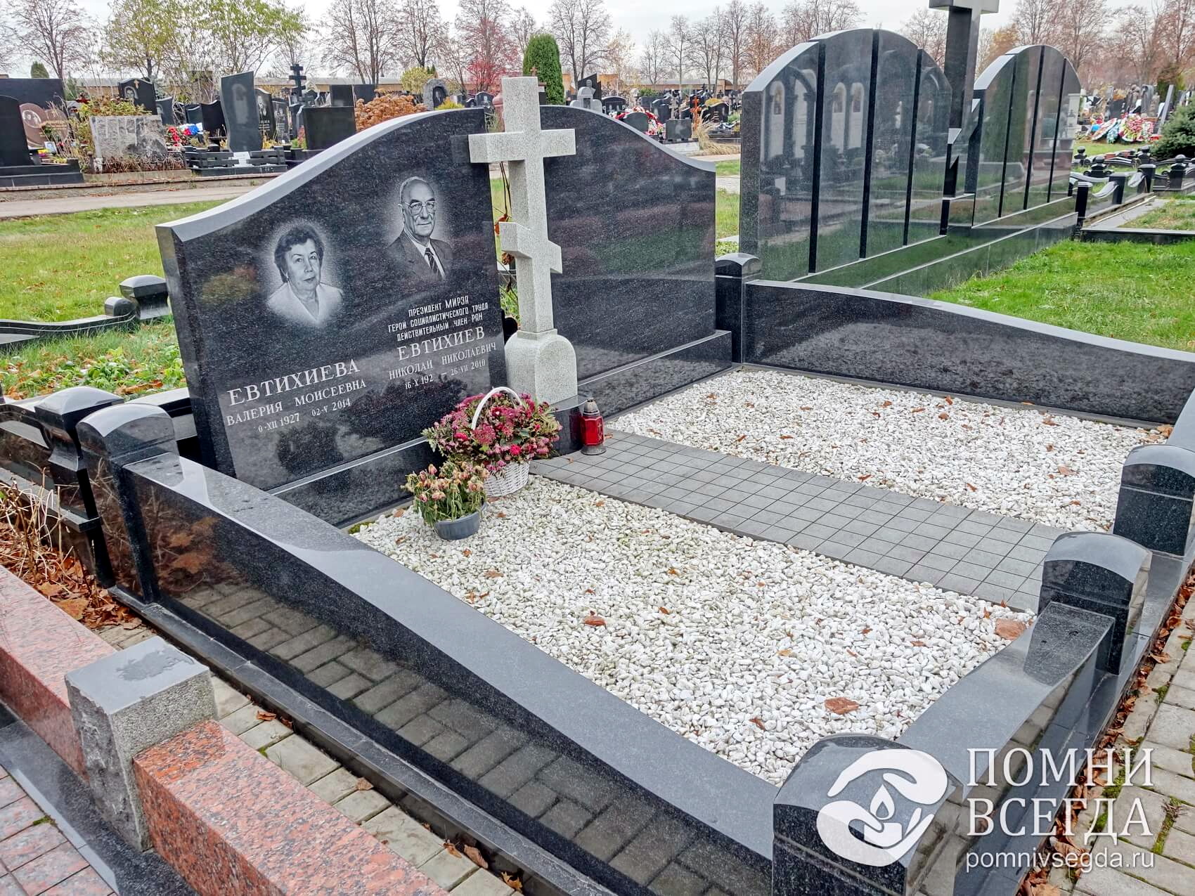 Широкие надгробья и дорожка к фигуре православного креста