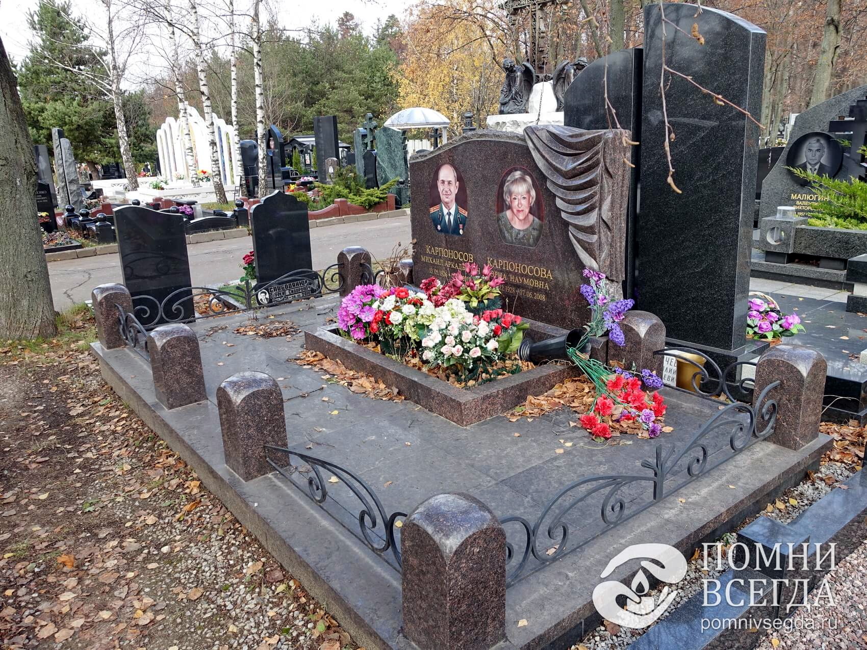 Широкое надгробье на двух покойных с прямоугольным цветником