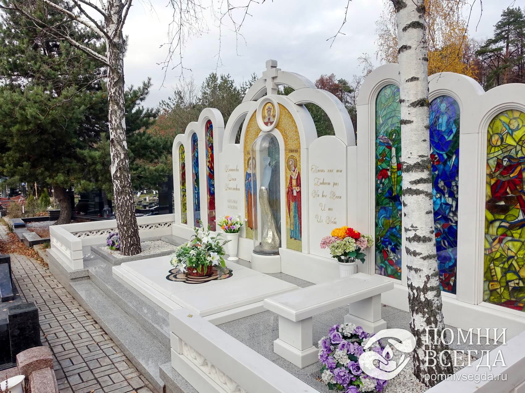 Сложная мемориальная композиция в православном стиле из белого мрамора