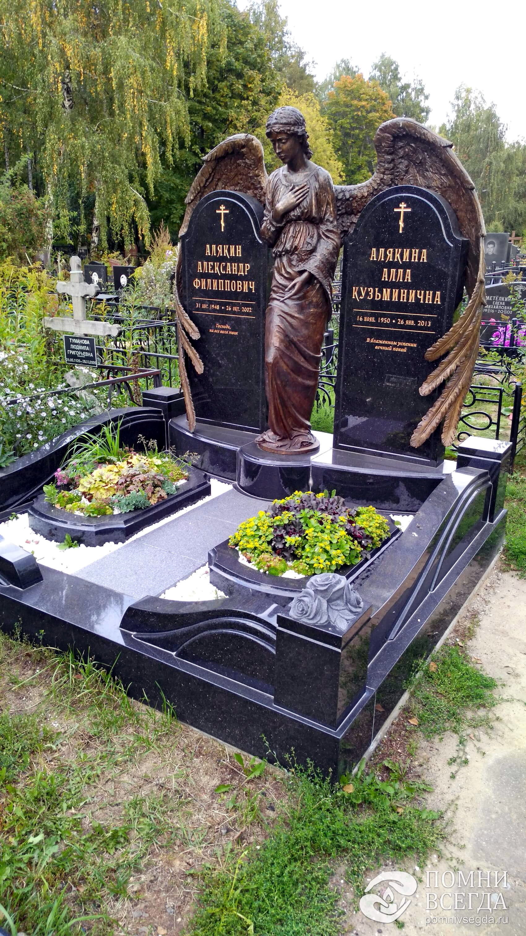 Сложная скульптура ангела и два памятника с цветниками
