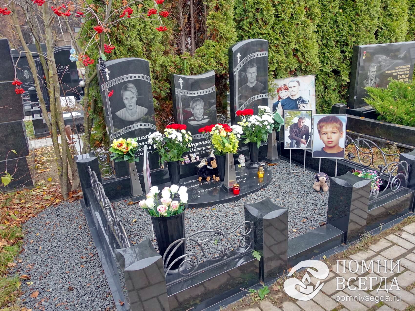 Три надгробья в форме единой киноленты и цветные портреты покойных