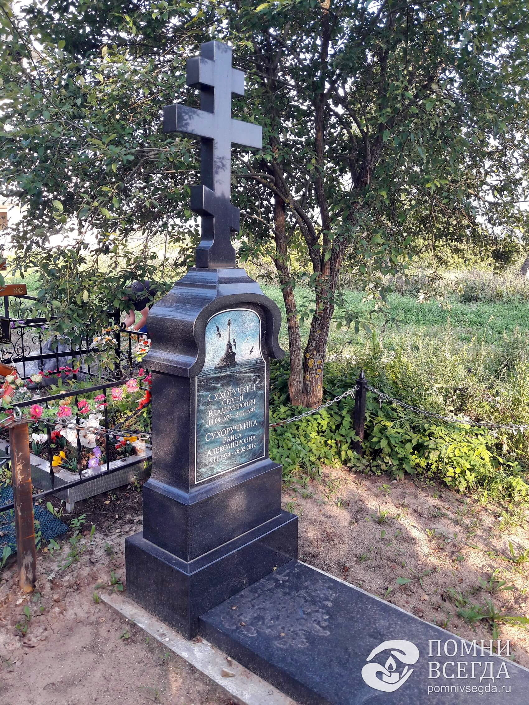 Высокий чёрный памятник с крестом и цветной гравировкой